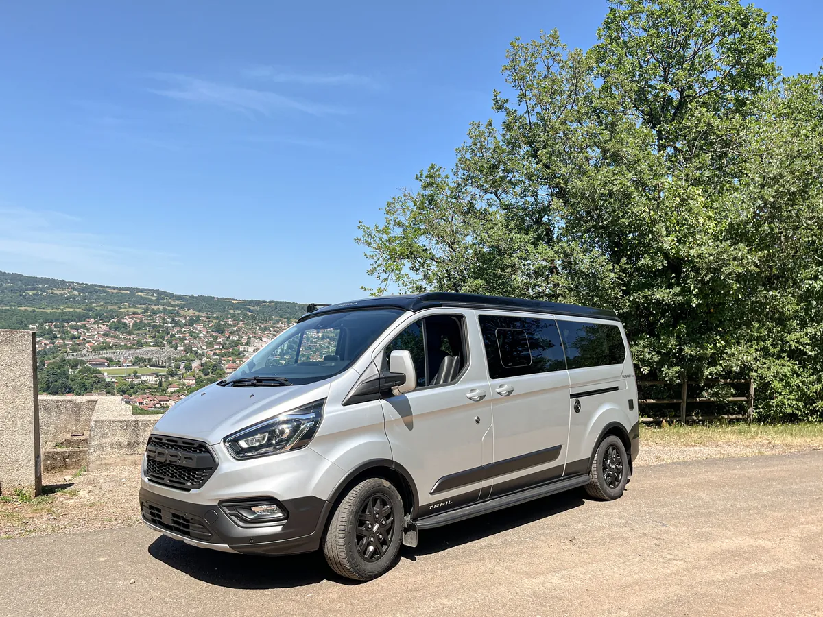 Vue de face du Ford Nugget Westfalia A'Van-ture, toit relevable