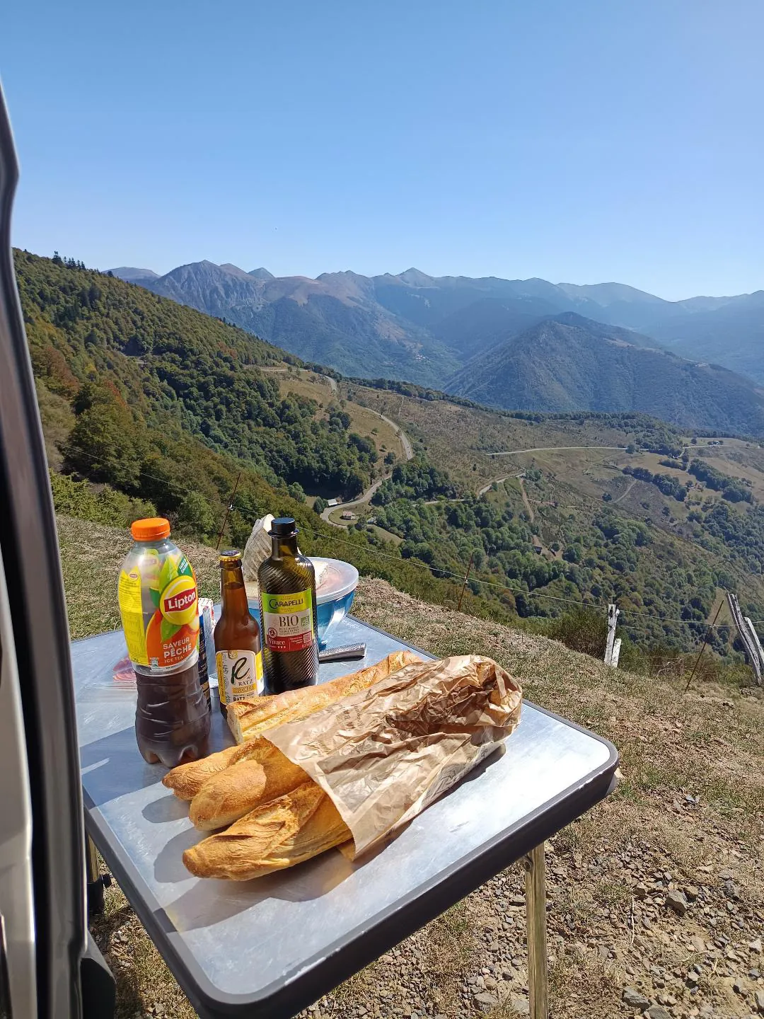 Repas sur la table du van avec vue panoramique sur la vallée