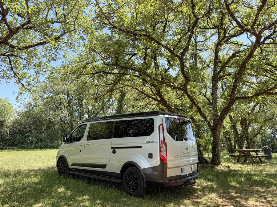 Logo A'Van-ture à l'arrière du Ford Nugget Westfalia
