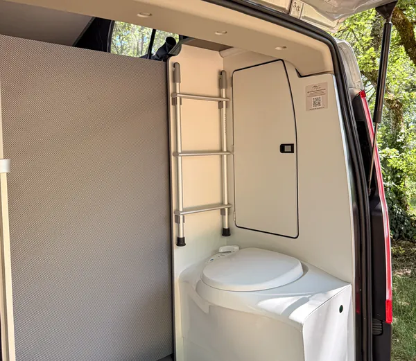 Toilette à bord du van, à l'arrière de l'habitacle