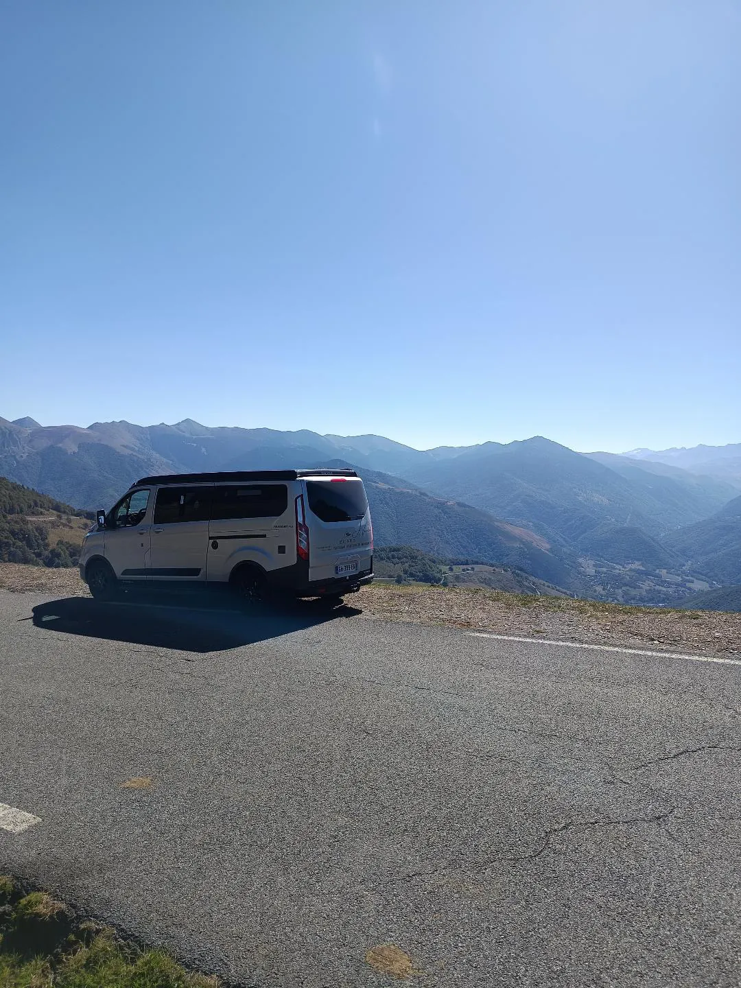 Le van A'Van-ture sur une route de col de montagne